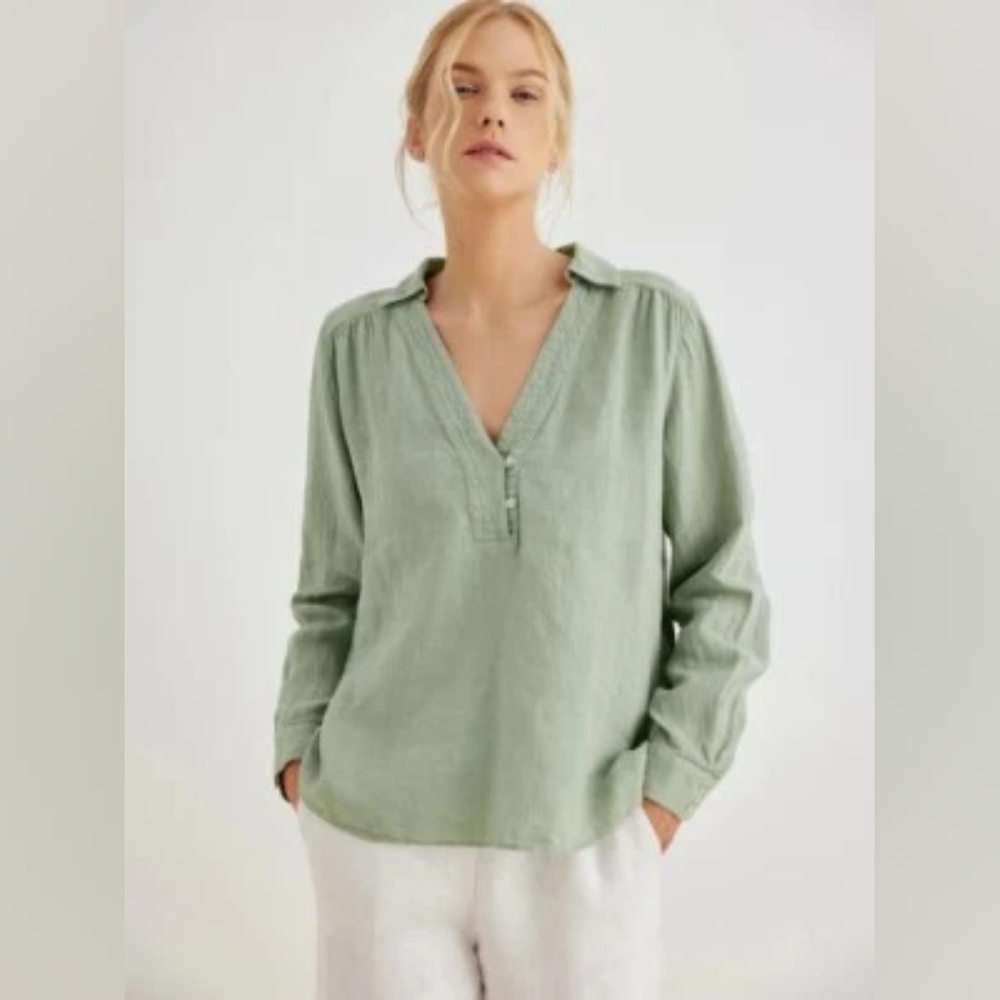 Grae Cove Neck Collar Loose Top‎ In Sage
